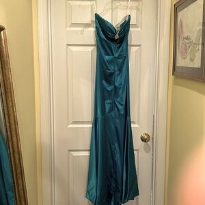 Beautiful formal gown, size 6, mermaid bottom, by Xscape